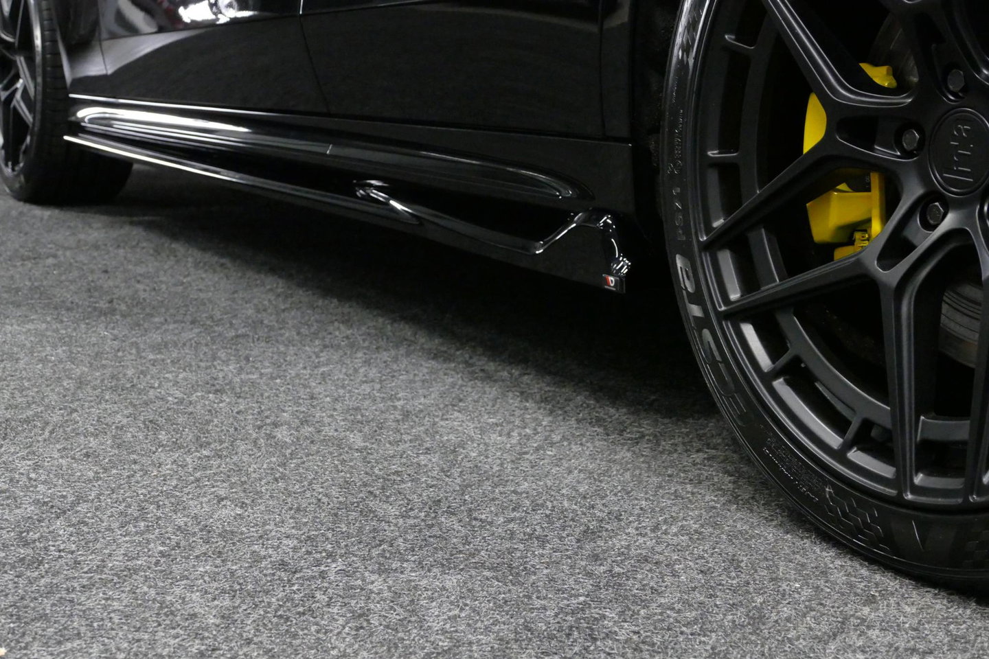 Mercedes-Benz E-Klasse 300 e AMG Line / E53 AMG Edition1 look / E53 AMG Diffuser / Panamericana Grille / Panoramadak / Burmester Surround Sound 4D / Elektr. verstelbare voorstoelen + memory / Digital Light (Laser) / Ambienteverlichting / HUD / Rondomzichtcamera / Apple Carplay 