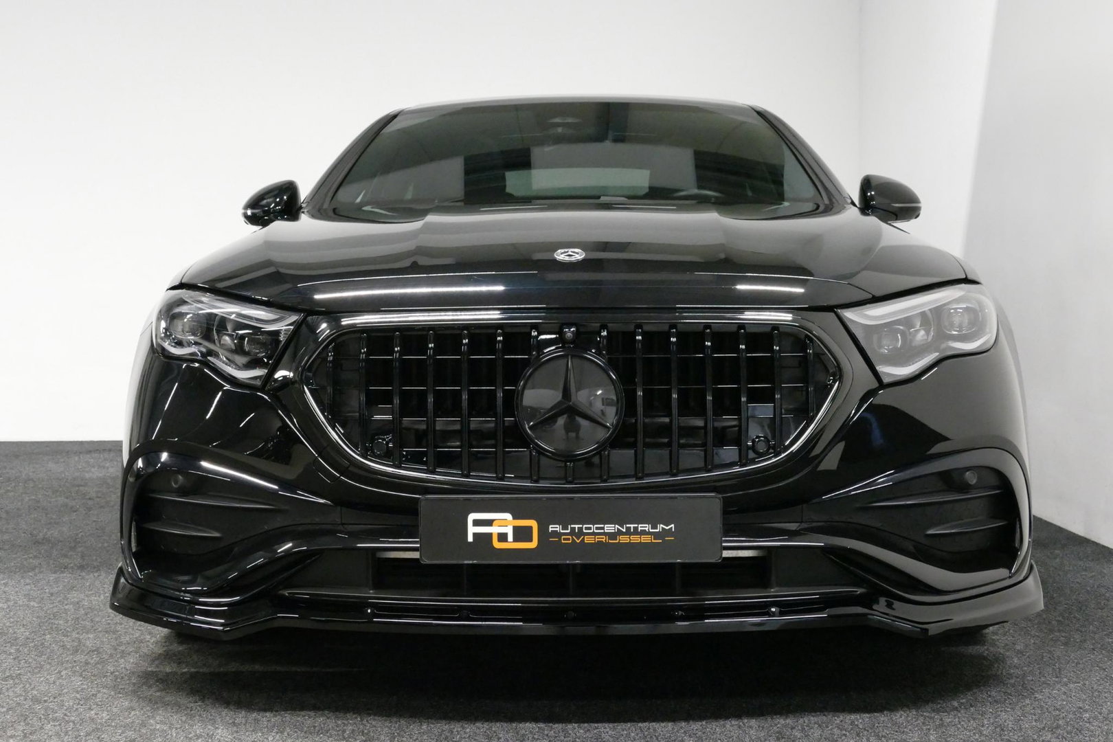 Mercedes-Benz E-Klasse 300 e AMG Line / E53 AMG Edition1 look / E53 AMG Diffuser / Panamericana Grille / Panoramadak / Burmester Surround Sound 4D / Elektr. verstelbare voorstoelen + memory / Digital Light (Laser) / Ambienteverlichting / HUD / Rondomzichtcamera / Apple Carplay 