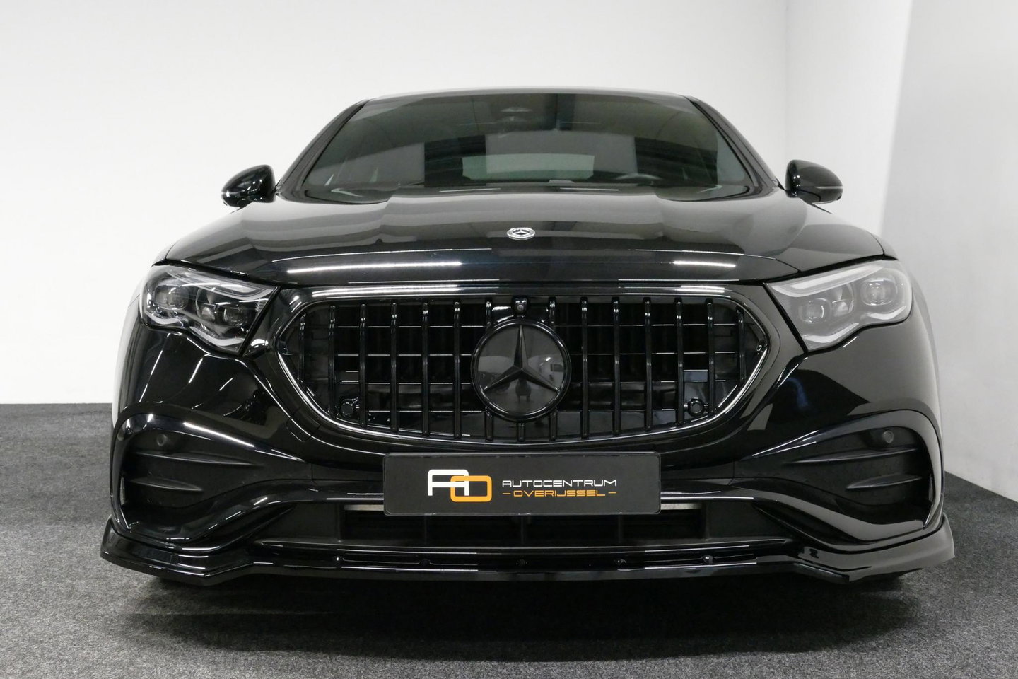 Mercedes-Benz E-Klasse 300 e AMG Line / E53 AMG Edition1 look / E53 AMG Diffuser / Panamericana Grille / Panoramadak / Burmester Surround Sound 4D / Elektr. verstelbare voorstoelen + memory / Digital Light (Laser) / Ambienteverlichting / HUD / Rondomzichtcamera / Apple Carplay 