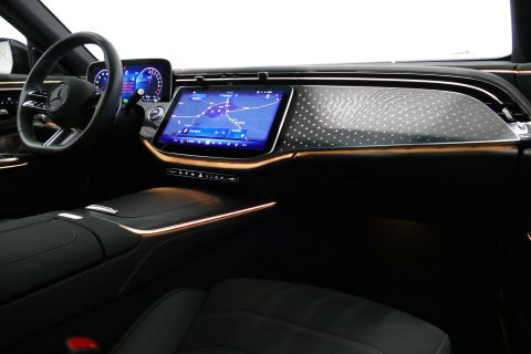 Mercedes-Benz E-Klasse 300 e AMG Line / E53 AMG Edition1 look / E53 AMG Diffuser / Panamericana Grille / Panoramadak / Burmester Surround Sound 4D / Elektr. verstelbare voorstoelen + memory / Digital Light (Laser) / Ambienteverlichting / HUD / Rondomzichtcamera / Apple Carplay 