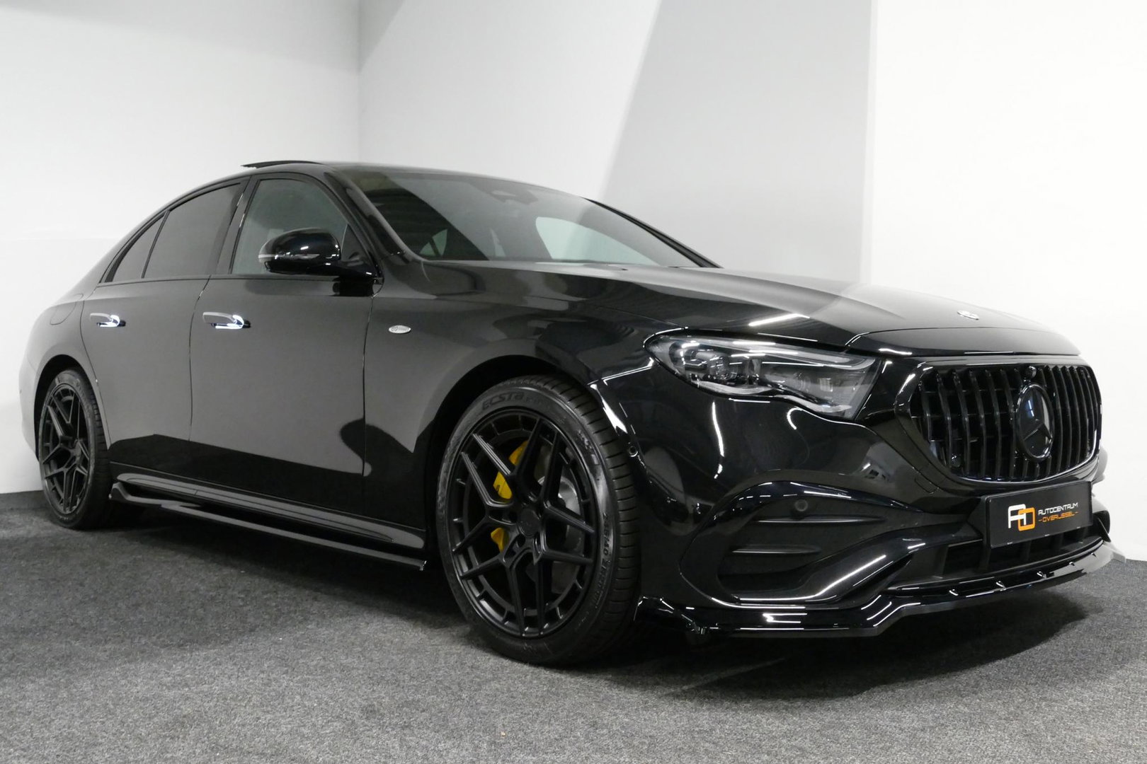 Mercedes-Benz E-Klasse 300 e AMG Line / E53 AMG Edition1 look / E53 AMG Diffuser / Panamericana Grille / Panoramadak / Burmester Surround Sound 4D / Elektr. verstelbare voorstoelen + memory / Digital Light (Laser) / Ambienteverlichting / HUD / Rondomzichtcamera / Apple Carplay 