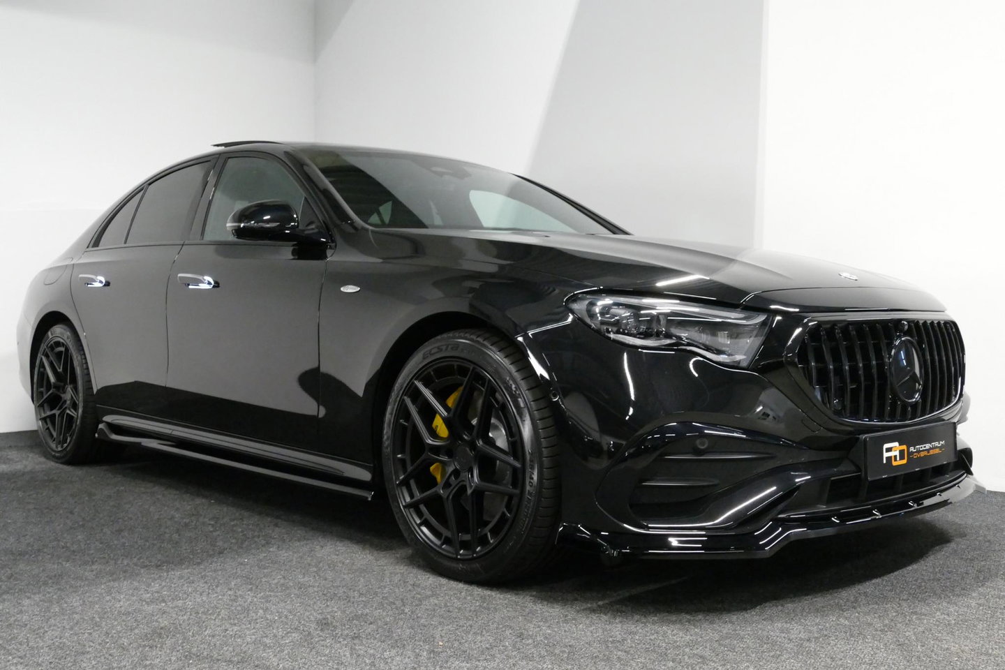 Mercedes-Benz E-Klasse 300 e AMG Line / E53 AMG Edition1 look / E53 AMG Diffuser / Panamericana Grille / Panoramadak / Burmester Surround Sound 4D / Elektr. verstelbare voorstoelen + memory / Digital Light (Laser) / Ambienteverlichting / HUD / Rondomzichtcamera / Apple Carplay 