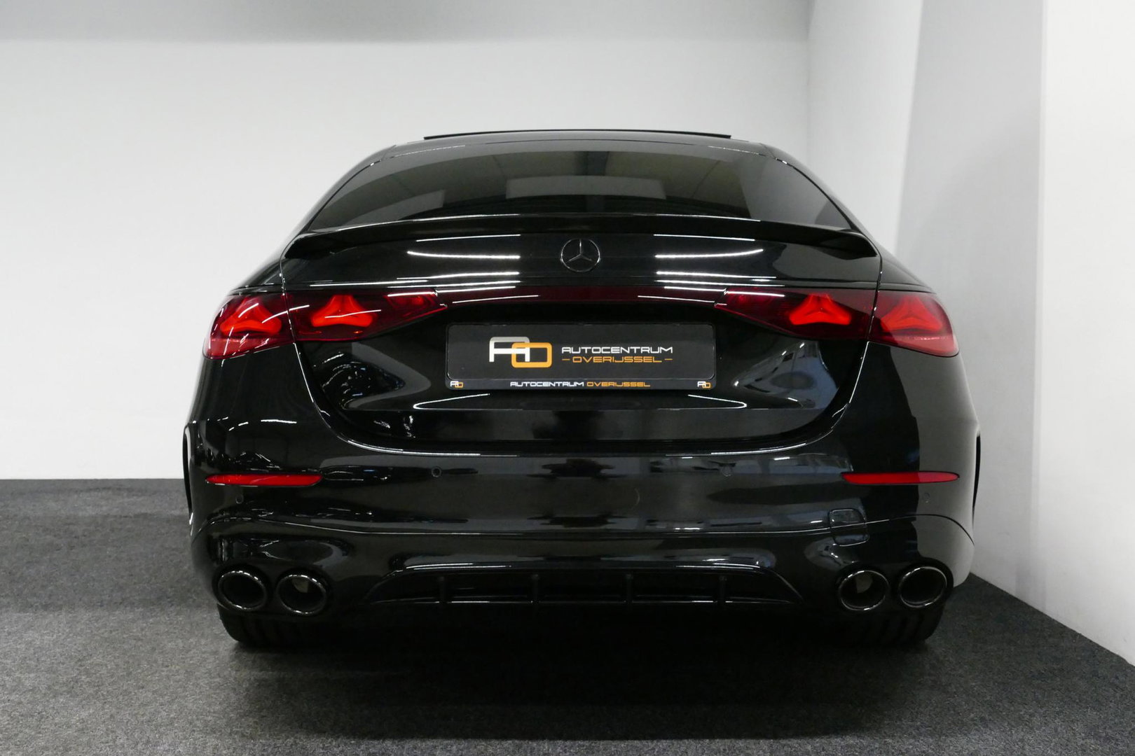 Mercedes-Benz E-Klasse 300 e AMG Line / E53 AMG Edition1 look / E53 AMG Diffuser / Panamericana Grille / Panoramadak / Burmester Surround Sound 4D / Elektr. verstelbare voorstoelen + memory / Digital Light (Laser) / Ambienteverlichting / HUD / Rondomzichtcamera / Apple Carplay 