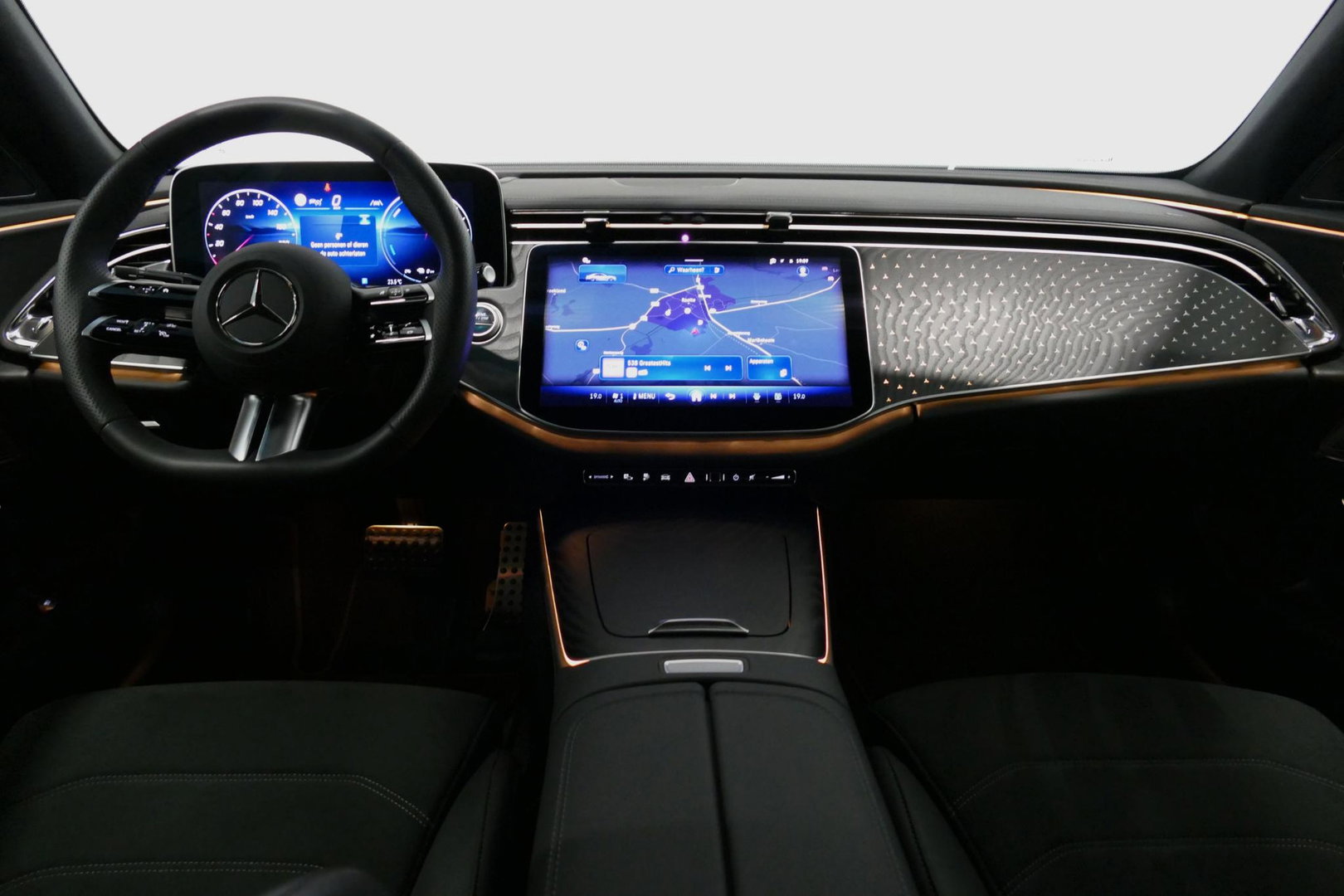 Mercedes-Benz E-Klasse 300 e AMG Line / E53 AMG Edition1 look / E53 AMG Diffuser / Panamericana Grille / Panoramadak / Burmester Surround Sound 4D / Elektr. verstelbare voorstoelen + memory / Digital Light (Laser) / Ambienteverlichting / HUD / Rondomzichtcamera / Apple Carplay 