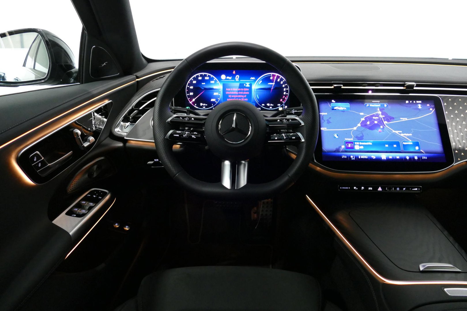 Mercedes-Benz E-Klasse 300 e AMG Line / E53 AMG Edition1 look / E53 AMG Diffuser / Panamericana Grille / Panoramadak / Burmester Surround Sound 4D / Elektr. verstelbare voorstoelen + memory / Digital Light (Laser) / Ambienteverlichting / HUD / Rondomzichtcamera / Apple Carplay 