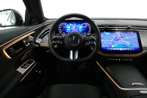 Mercedes-Benz E-Klasse 300 e AMG Line / E53 AMG Edition1 look / E53 AMG Diffuser / Panamericana Grille / Panoramadak / Burmester Surround Sound 4D / Elektr. verstelbare voorstoelen + memory / Digital Light (Laser) / Ambienteverlichting / HUD / Rondomzichtcamera / Apple Carplay 