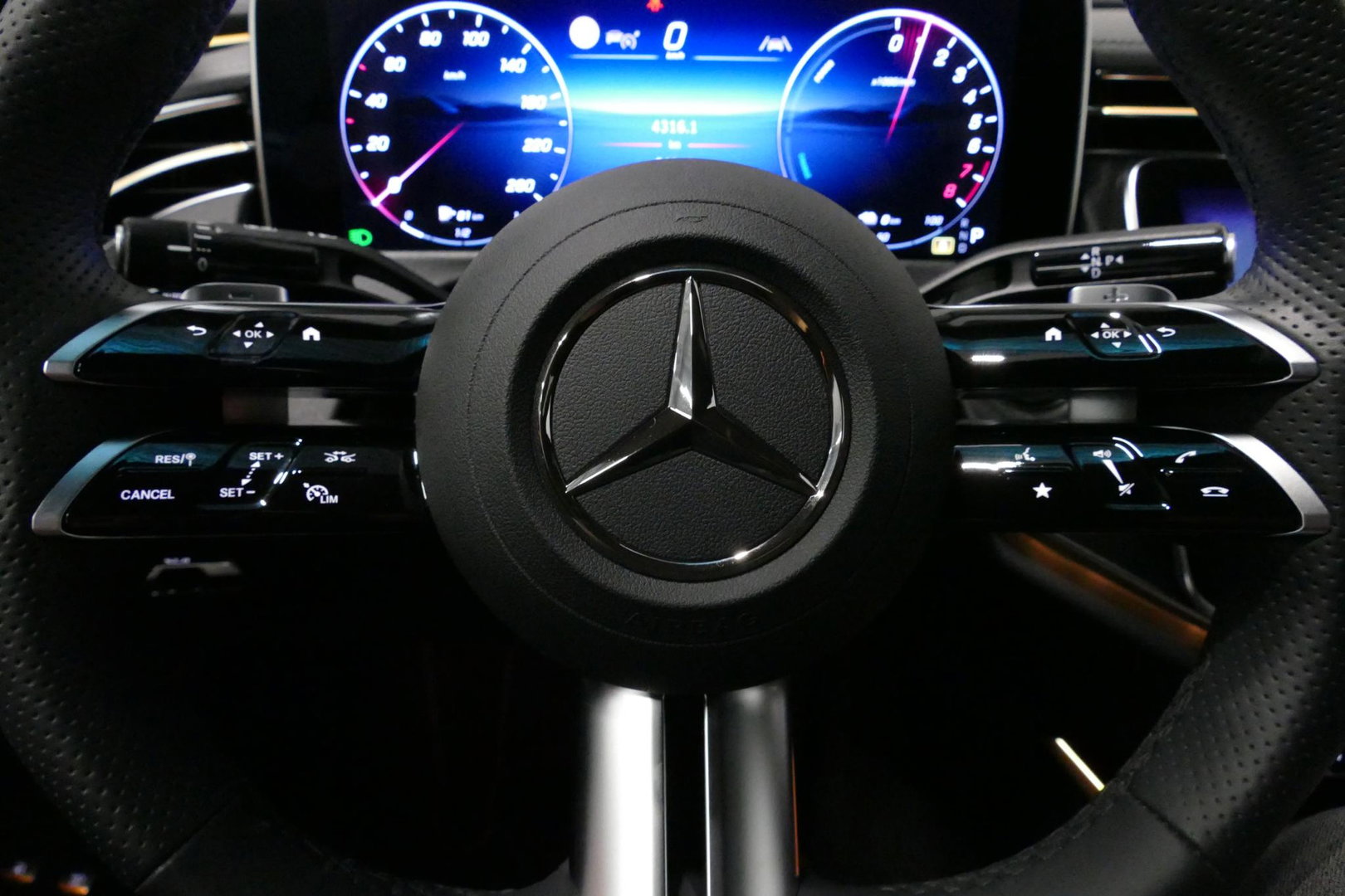 Mercedes-Benz E-Klasse 300 e AMG Line / E53 AMG Edition1 look / E53 AMG Diffuser / Panamericana Grille / Panoramadak / Burmester Surround Sound 4D / Elektr. verstelbare voorstoelen + memory / Digital Light (Laser) / Ambienteverlichting / HUD / Rondomzichtcamera / Apple Carplay 