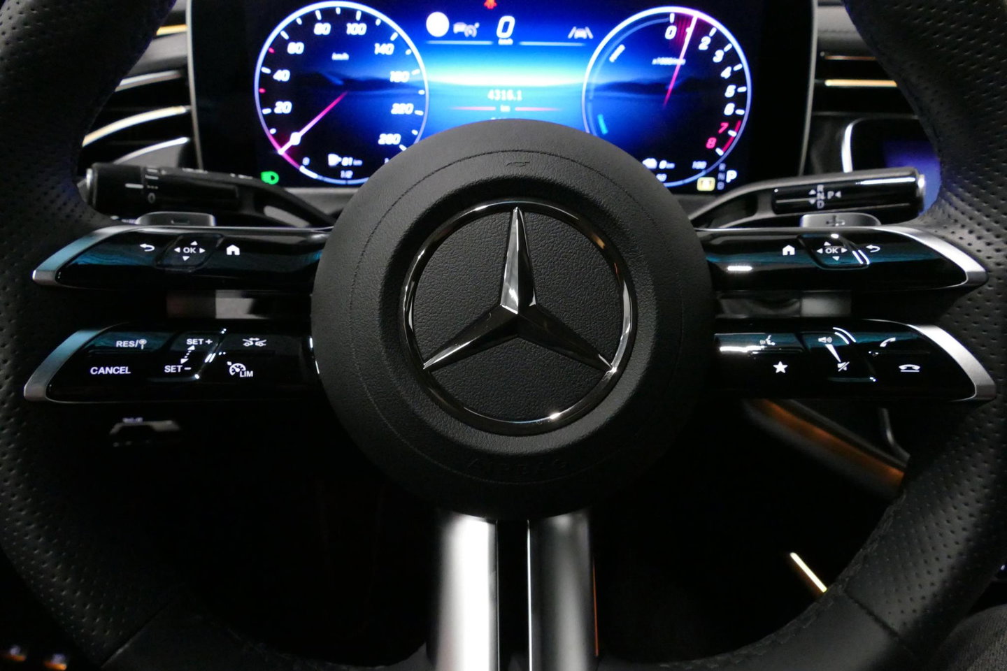 Mercedes-Benz E-Klasse 300 e AMG Line / E53 AMG Edition1 look / E53 AMG Diffuser / Panamericana Grille / Panoramadak / Burmester Surround Sound 4D / Elektr. verstelbare voorstoelen + memory / Digital Light (Laser) / Ambienteverlichting / HUD / Rondomzichtcamera / Apple Carplay 