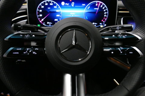 Mercedes-Benz E-Klasse 300 e AMG Line / E53 AMG Edition1 look / E53 AMG Diffuser / Panamericana Grille / Panoramadak / Burmester Surround Sound 4D / Elektr. verstelbare voorstoelen + memory / Digital Light (Laser) / Ambienteverlichting / HUD / Rondomzichtcamera / Apple Carplay 