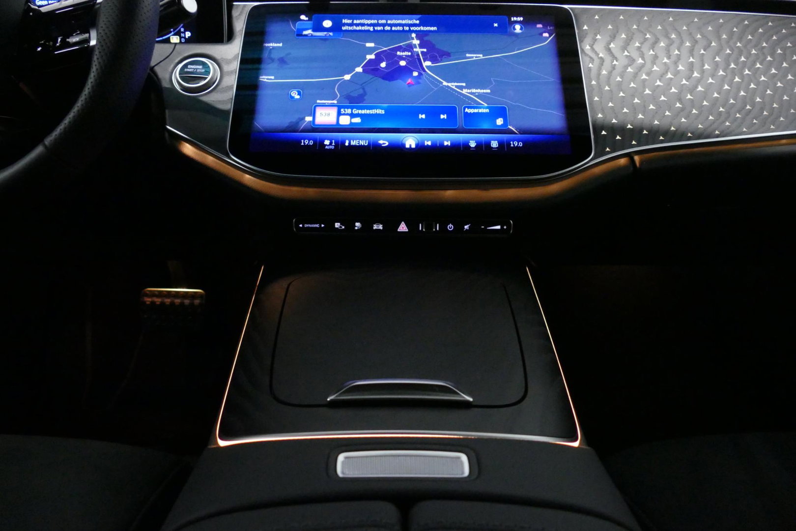 Mercedes-Benz E-Klasse 300 e AMG Line / E53 AMG Edition1 look / E53 AMG Diffuser / Panamericana Grille / Panoramadak / Burmester Surround Sound 4D / Elektr. verstelbare voorstoelen + memory / Digital Light (Laser) / Ambienteverlichting / HUD / Rondomzichtcamera / Apple Carplay 
