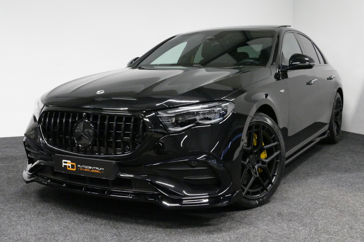 Mercedes-Benz E-Klasse 300 e AMG Line / E53 AMG Edition1 look / E53 AMG Diffuser / Panamericana Grille / Panoramadak / Burmester Surround Sound 4D / Elektr. verstelbare voorstoelen + memory / Digital Light (Laser) / Ambienteverlichting / HUD / Rondomzichtcamera / Apple Carplay 
