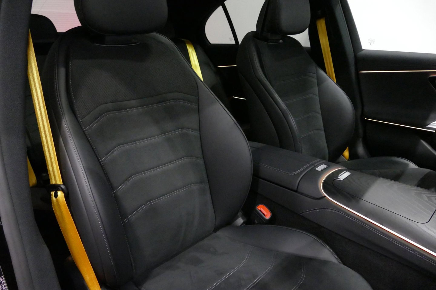 Mercedes-Benz E-Klasse 300 e AMG Line / E53 AMG Edition1 look / E53 AMG Diffuser / Panamericana Grille / Panoramadak / Burmester Surround Sound 4D / Elektr. verstelbare voorstoelen + memory / Digital Light (Laser) / Ambienteverlichting / HUD / Rondomzichtcamera / Apple Carplay 
