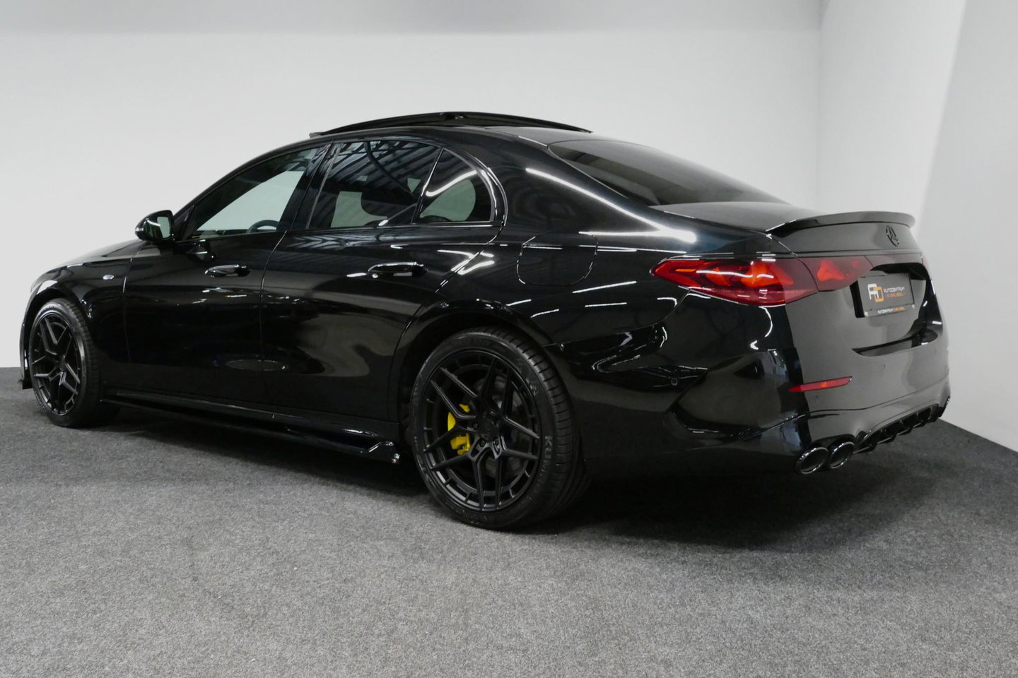 Mercedes-Benz E-Klasse 300 e AMG Line / E53 AMG Edition1 look / E53 AMG Diffuser / Panamericana Grille / Panoramadak / Burmester Surround Sound 4D / Elektr. verstelbare voorstoelen + memory / Digital Light (Laser) / Ambienteverlichting / HUD / Rondomzichtcamera / Apple Carplay 