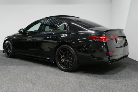 Mercedes-Benz E-Klasse 300 e AMG Line / E53 AMG Edition1 look / E53 AMG Diffuser / Panamericana Grille / Panoramadak / Burmester Surround Sound 4D / Elektr. verstelbare voorstoelen + memory / Digital Light (Laser) / Ambienteverlichting / HUD / Rondomzichtcamera / Apple Carplay 