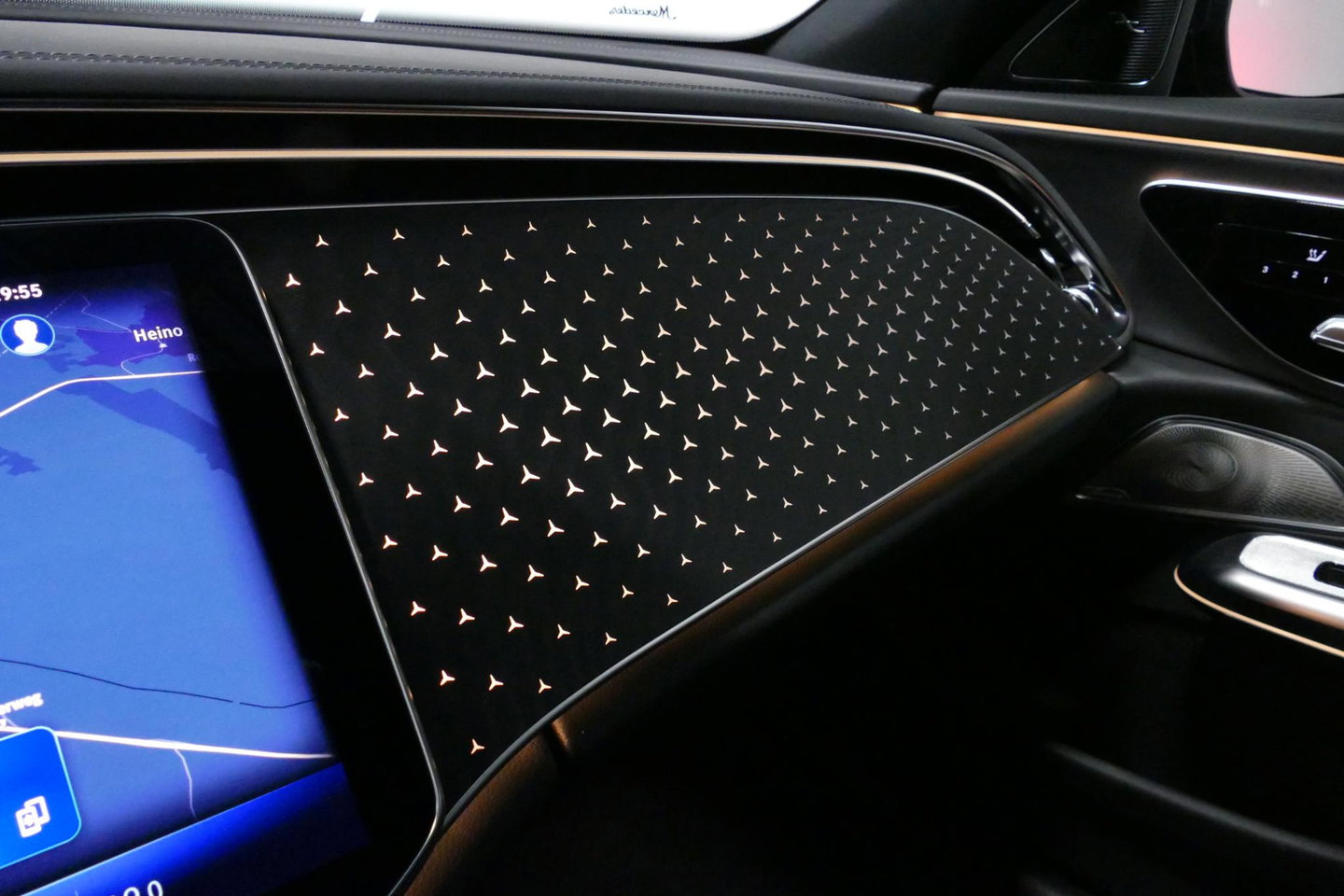Mercedes-Benz E-Klasse 300 e AMG Line / E53 AMG Edition1 look / E53 AMG Diffuser / Panamericana Grille / Panoramadak / Burmester Surround Sound 4D / Elektr. verstelbare voorstoelen + memory / Digital Light (Laser) / Ambienteverlichting / HUD / Rondomzichtcamera / Apple Carplay 