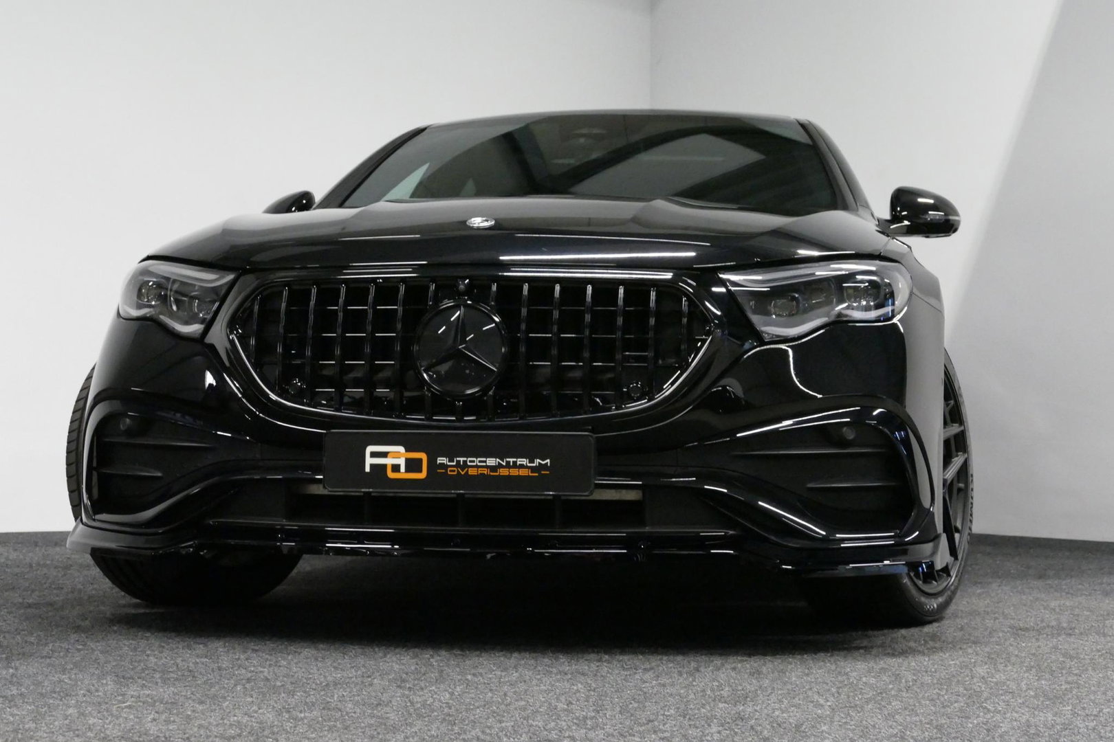 Mercedes-Benz E-Klasse 300 e AMG Line / E53 AMG Edition1 look / E53 AMG Diffuser / Panamericana Grille / Panoramadak / Burmester Surround Sound 4D / Elektr. verstelbare voorstoelen + memory / Digital Light (Laser) / Ambienteverlichting / HUD / Rondomzichtcamera / Apple Carplay 