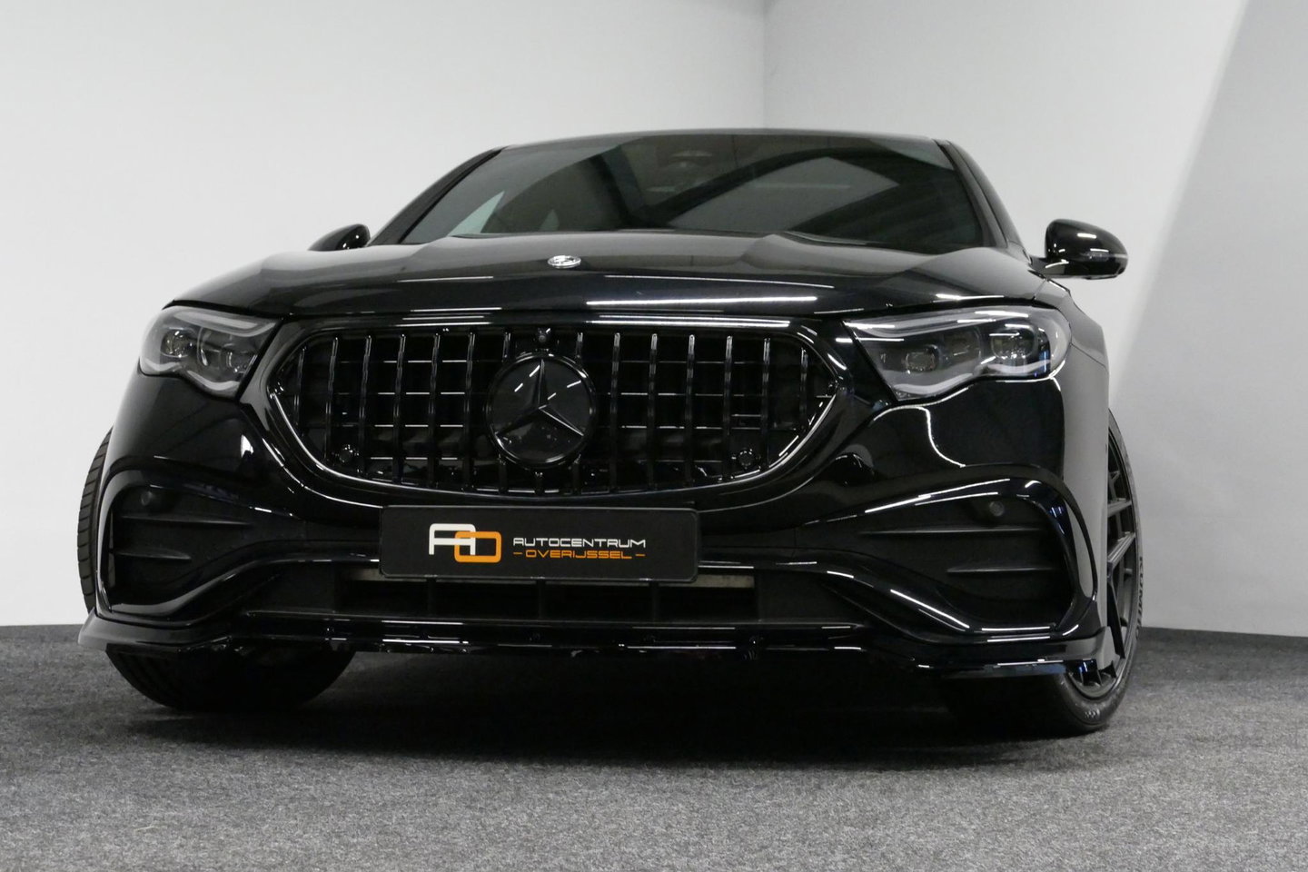 Mercedes-Benz E-Klasse 300 e AMG Line / E53 AMG Edition1 look / E53 AMG Diffuser / Panamericana Grille / Panoramadak / Burmester Surround Sound 4D / Elektr. verstelbare voorstoelen + memory / Digital Light (Laser) / Ambienteverlichting / HUD / Rondomzichtcamera / Apple Carplay 