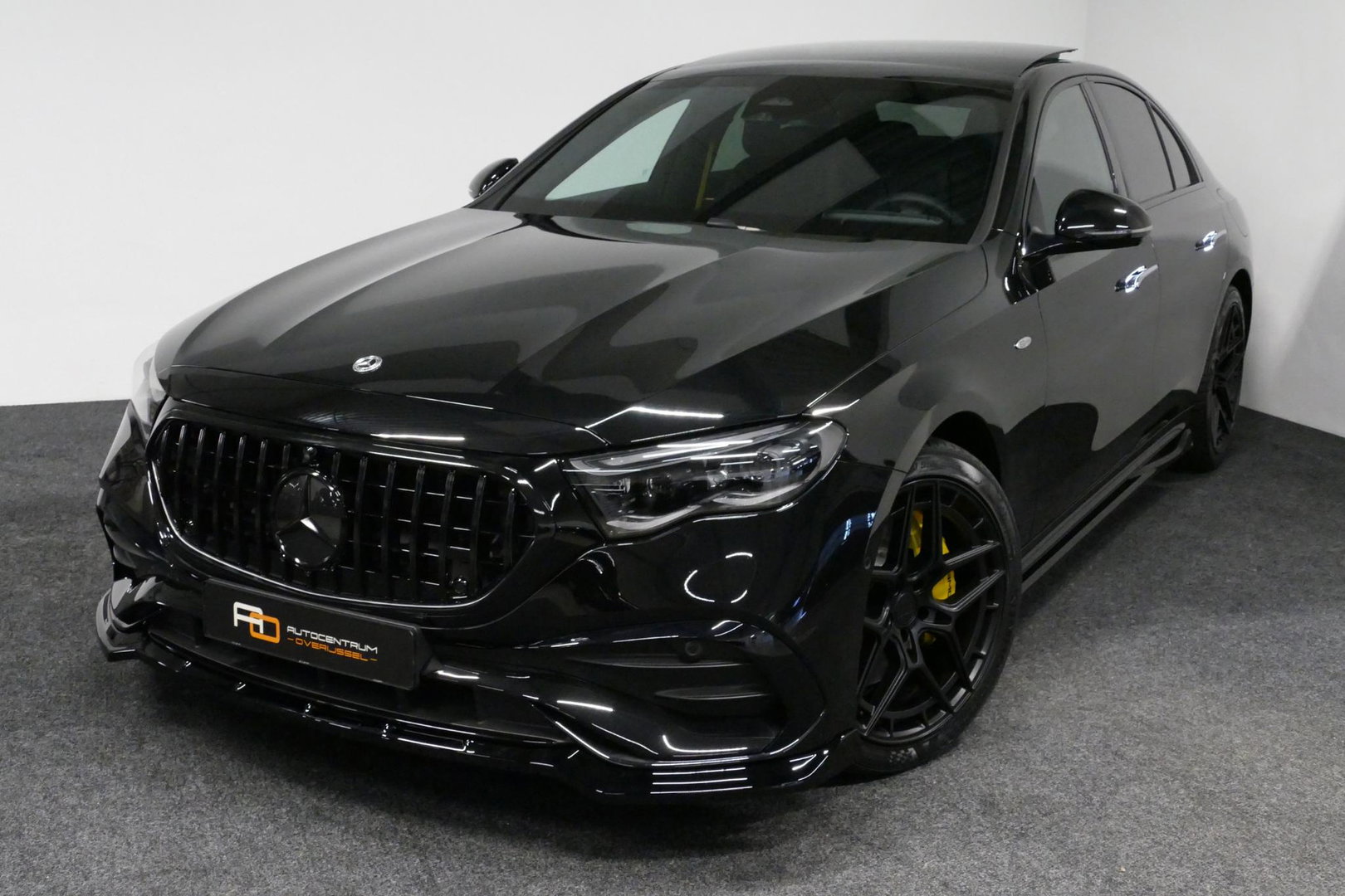 Mercedes-Benz E-Klasse 300 e AMG Line / E53 AMG Edition1 look / E53 AMG Diffuser / Panamericana Grille / Panoramadak / Burmester Surround Sound 4D / Elektr. verstelbare voorstoelen + memory / Digital Light (Laser) / Ambienteverlichting / HUD / Rondomzichtcamera / Apple Carplay 