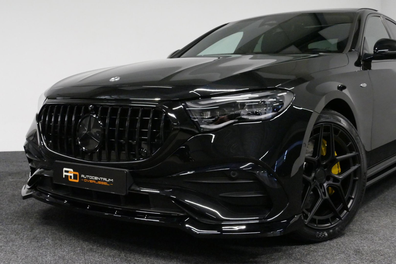 Mercedes-Benz E-Klasse 300 e AMG Line / E53 AMG Edition1 look / E53 AMG Diffuser / Panamericana Grille / Panoramadak / Burmester Surround Sound 4D / Elektr. verstelbare voorstoelen + memory / Digital Light (Laser) / Ambienteverlichting / HUD / Rondomzichtcamera / Apple Carplay 