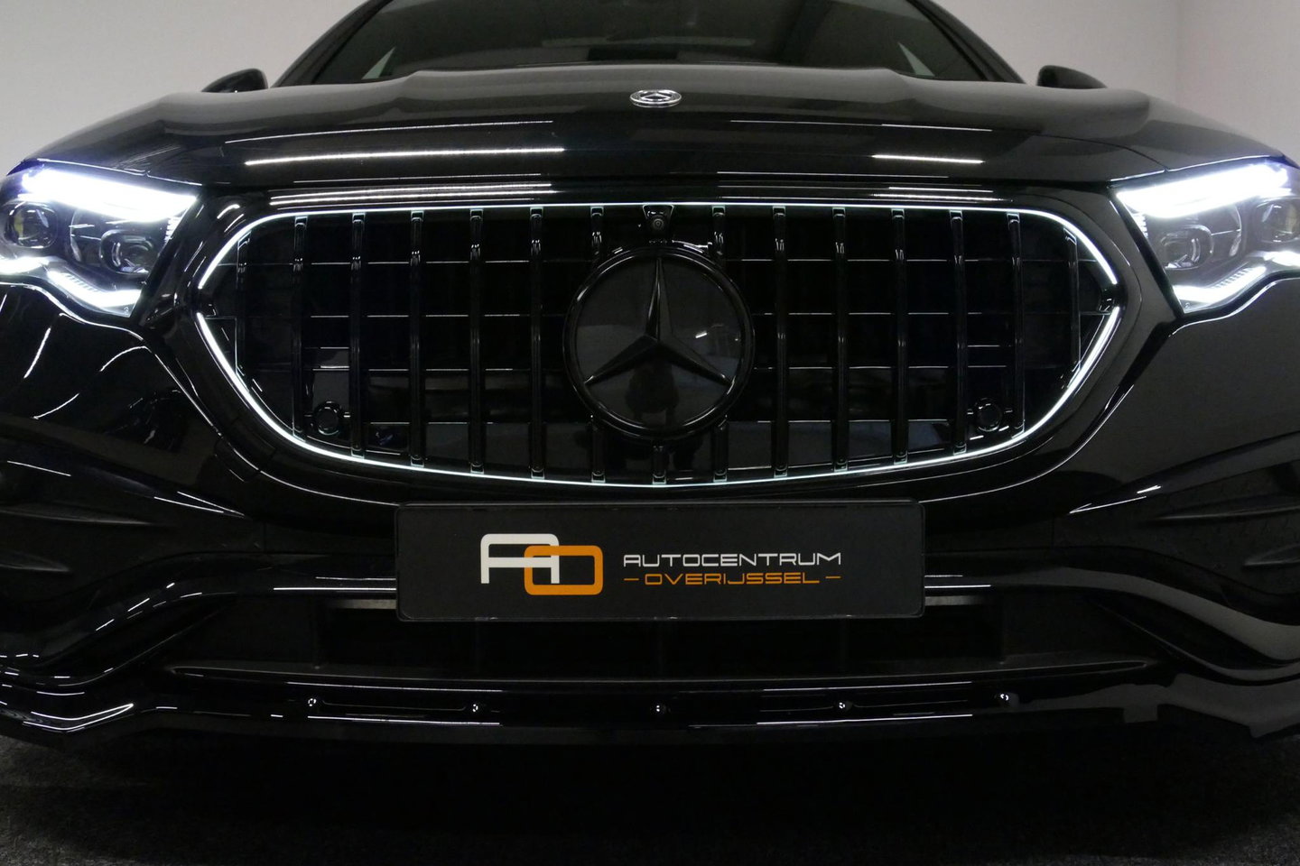 Mercedes-Benz E-Klasse 300 e AMG Line / E53 AMG Edition1 look / E53 AMG Diffuser / Panamericana Grille / Panoramadak / Burmester Surround Sound 4D / Elektr. verstelbare voorstoelen + memory / Digital Light (Laser) / Ambienteverlichting / HUD / Rondomzichtcamera / Apple Carplay 