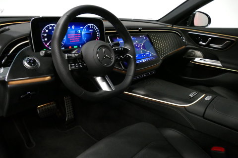 Mercedes-Benz E-Klasse 300 e AMG Line / E53 AMG Edition1 look / E53 AMG Diffuser / Panamericana Grille / Panoramadak / Burmester Surround Sound 4D / Elektr. verstelbare voorstoelen + memory / Digital Light (Laser) / Ambienteverlichting / HUD / Rondomzichtcamera / Apple Carplay 