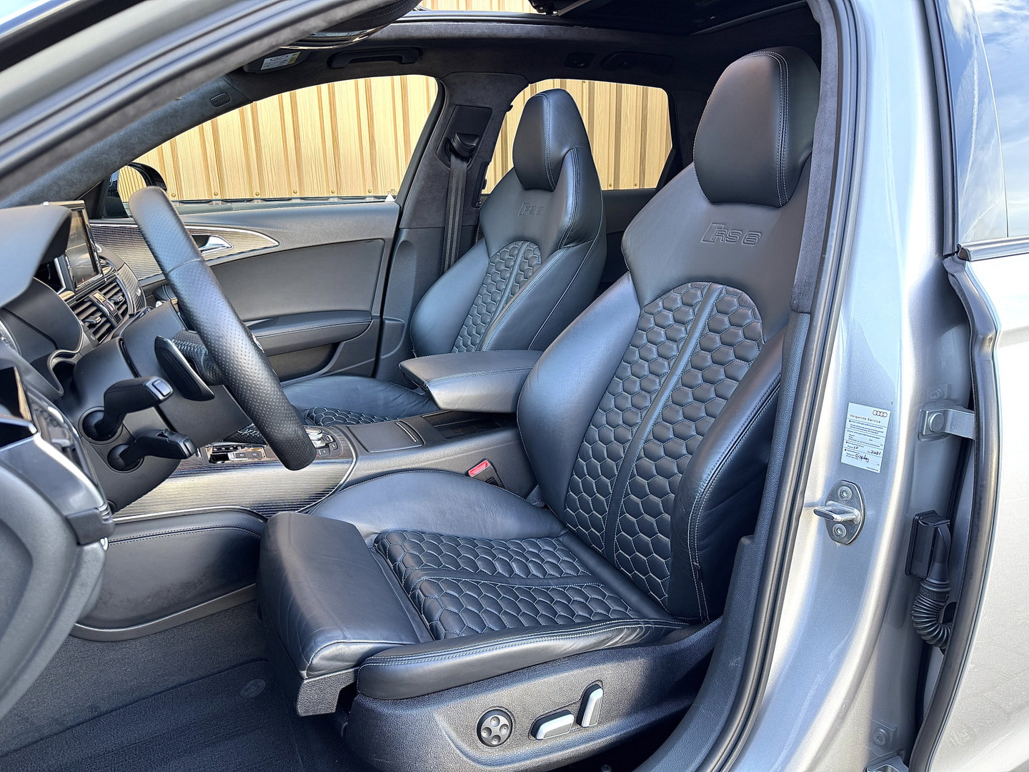 Audi A6 Avant 4.0 TFSI RS 6 quattro Pro Line Plus | Milltek | Keramisch | B&O Advanced | Dynamic Plus | Head-Up Display | Nightvision | Panoramadak | 360° Camera | Softclose | Leder | Keyless | DAB |