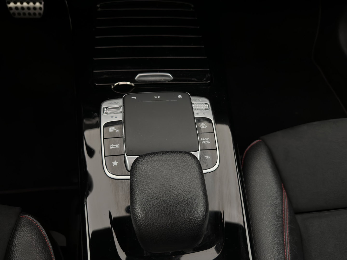 Mercedes-Benz A-Klasse 200 Business Solution AMG (INCL.BTW) Aut. *PANO | LEATHER-MICROFIBRE | FULL-LED | HEATED-SPORTSEATS | DIGI-COCKPIT | DAB+ | NAVI-FULLMAP | CAMERA | PRIVACYGLASS | SHIFTPADDLES | 18''ALU*