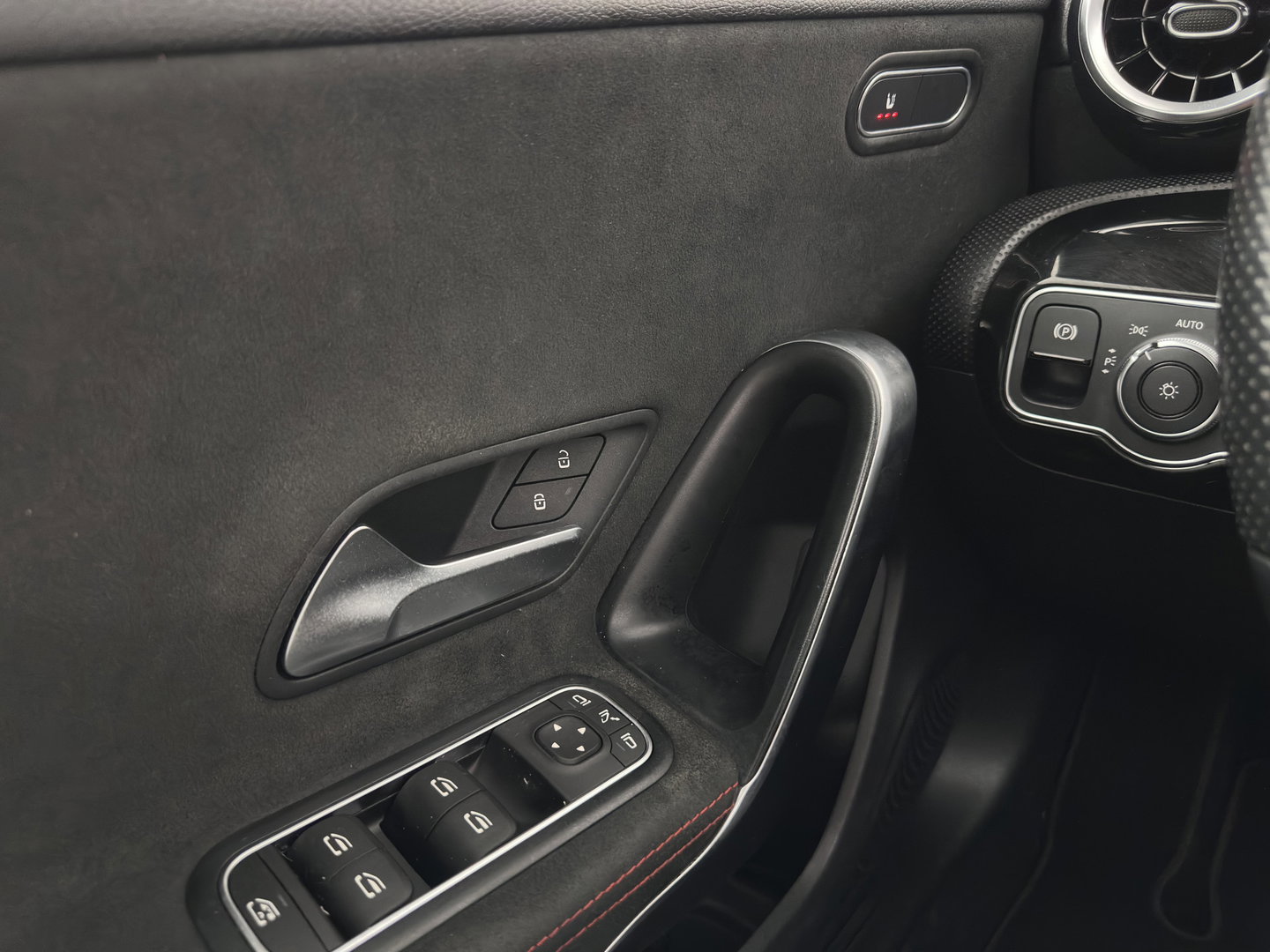 Mercedes-Benz A-Klasse 200 Business Solution AMG (INCL.BTW) Aut. *PANO | LEATHER-MICROFIBRE | FULL-LED | HEATED-SPORTSEATS | DIGI-COCKPIT | DAB+ | NAVI-FULLMAP | CAMERA | PRIVACYGLASS | SHIFTPADDLES | 18''ALU*