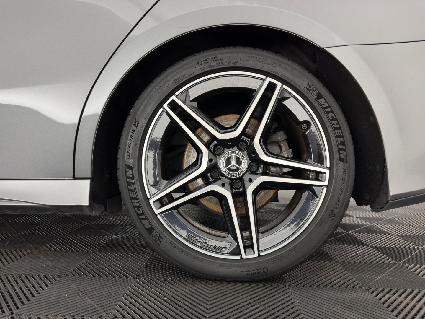 Mercedes-Benz A-Klasse 200 Business Solution AMG (INCL.BTW) Aut. *PANO | LEATHER-MICROFIBRE | FULL-LED | HEATED-SPORTSEATS | DIGI-COCKPIT | DAB+ | NAVI-FULLMAP | CAMERA | PRIVACYGLASS | SHIFTPADDLES | 18''ALU*