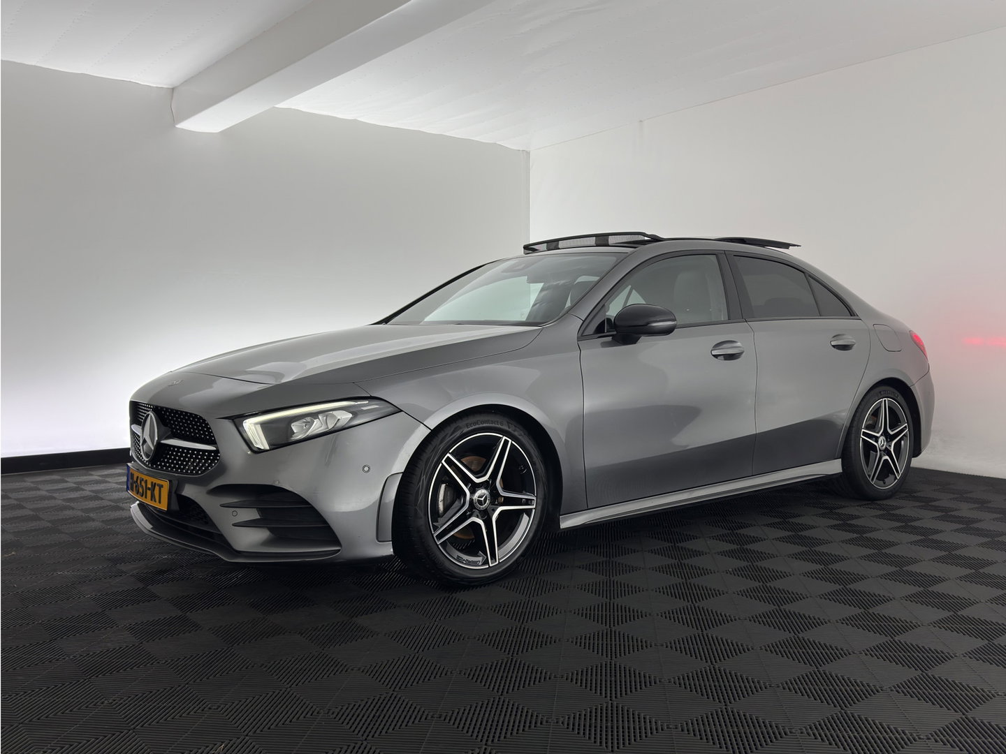 Mercedes-Benz A-Klasse 200 Business Solution AMG (INCL.BTW) Aut. *PANO | LEATHER-MICROFIBRE | FULL-LED | HEATED-SPORTSEATS | DIGI-COCKPIT | DAB+ | NAVI-FULLMAP | CAMERA | PRIVACYGLASS | SHIFTPADDLES | 18''ALU*