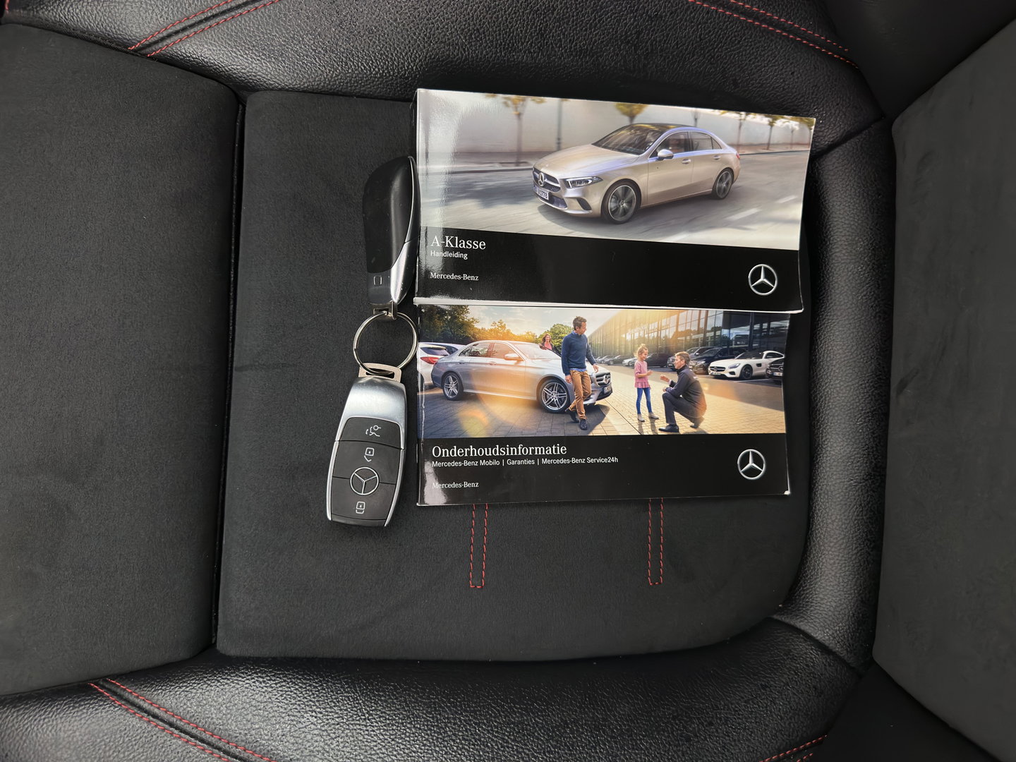 Mercedes-Benz A-Klasse 200 Business Solution AMG (INCL.BTW) Aut. *PANO | LEATHER-MICROFIBRE | FULL-LED | HEATED-SPORTSEATS | DIGI-COCKPIT | DAB+ | NAVI-FULLMAP | CAMERA | PRIVACYGLASS | SHIFTPADDLES | 18''ALU*