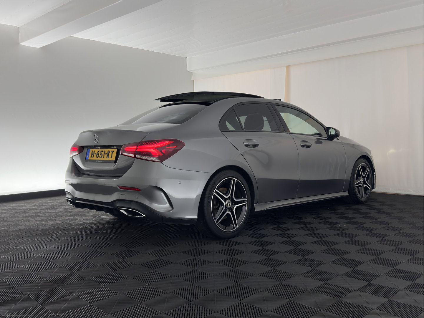 Mercedes-Benz A-Klasse 200 Business Solution AMG (INCL.BTW) Aut. *PANO | LEATHER-MICROFIBRE | FULL-LED | HEATED-SPORTSEATS | DIGI-COCKPIT | DAB+ | NAVI-FULLMAP | CAMERA | PRIVACYGLASS | SHIFTPADDLES | 18''ALU*