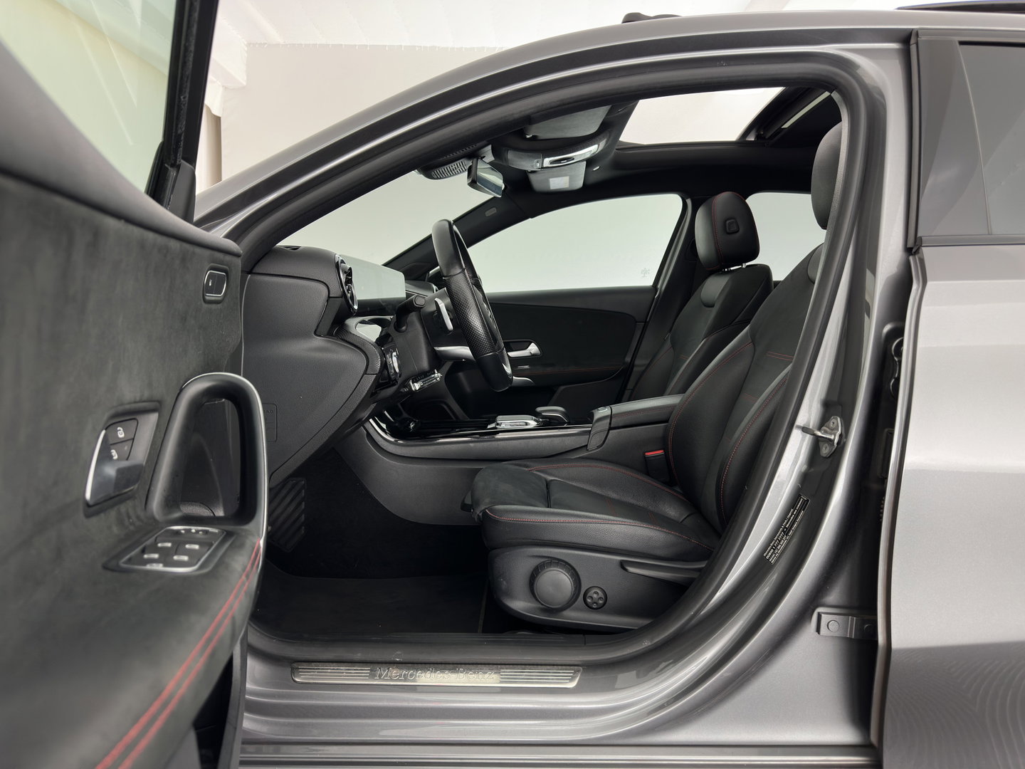 Mercedes-Benz A-Klasse 200 Business Solution AMG (INCL.BTW) Aut. *PANO | LEATHER-MICROFIBRE | FULL-LED | HEATED-SPORTSEATS | DIGI-COCKPIT | DAB+ | NAVI-FULLMAP | CAMERA | PRIVACYGLASS | SHIFTPADDLES | 18''ALU*