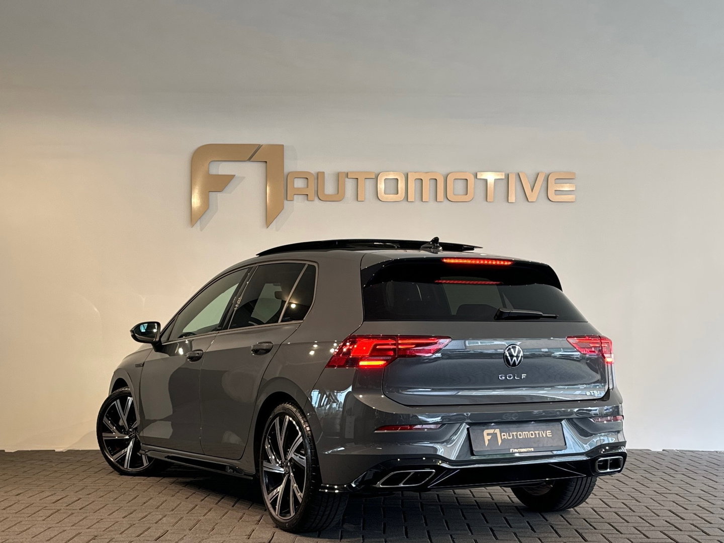 Volkswagen Golf 1.5 eTSI R-Line Pano|Sfeer|Camera|CarPlay