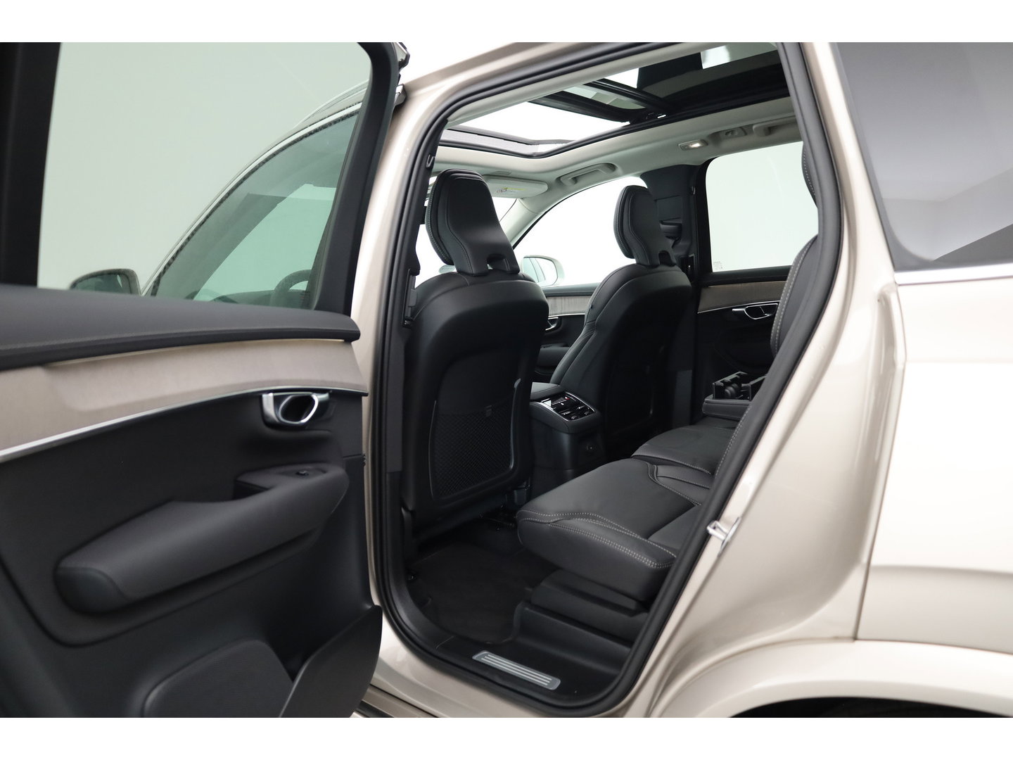 Volvo XC90 2.0 T8 Plug-in hybrid AWD Ultra Bright | Pano | MY26 | 360 Cam | Trekhaak | Stoelvent. | H&K Audio | HUD |