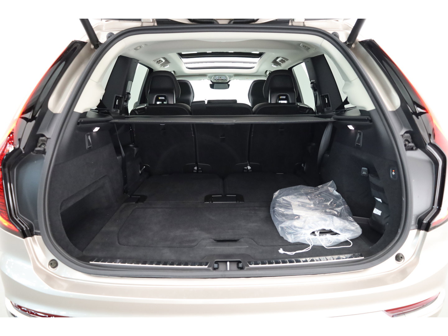 Volvo XC90 2.0 T8 Plug-in hybrid AWD Ultra Bright | Pano | MY26 | 360 Cam | Trekhaak | Stoelvent. | H&K Audio | HUD |