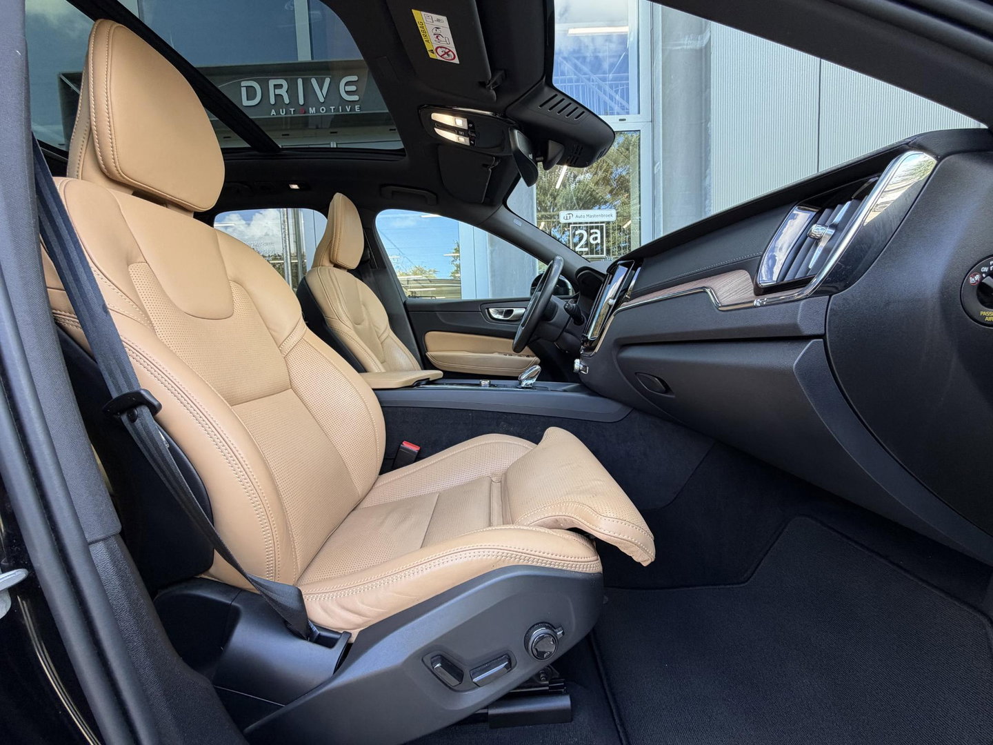 Volvo XC60 2.0 T8 455PK Plug-in hybrid AWD Ultimate Bright Pano|Luchtvering|Ventilatie|Pilot||H/K|HUD|Trekhaak|21"