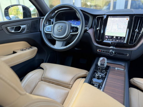Volvo XC60 2.0 T8 455PK Plug-in hybrid AWD Ultimate Bright Pano|Luchtvering|Ventilatie|Pilot||H/K|HUD|Trekhaak|21"