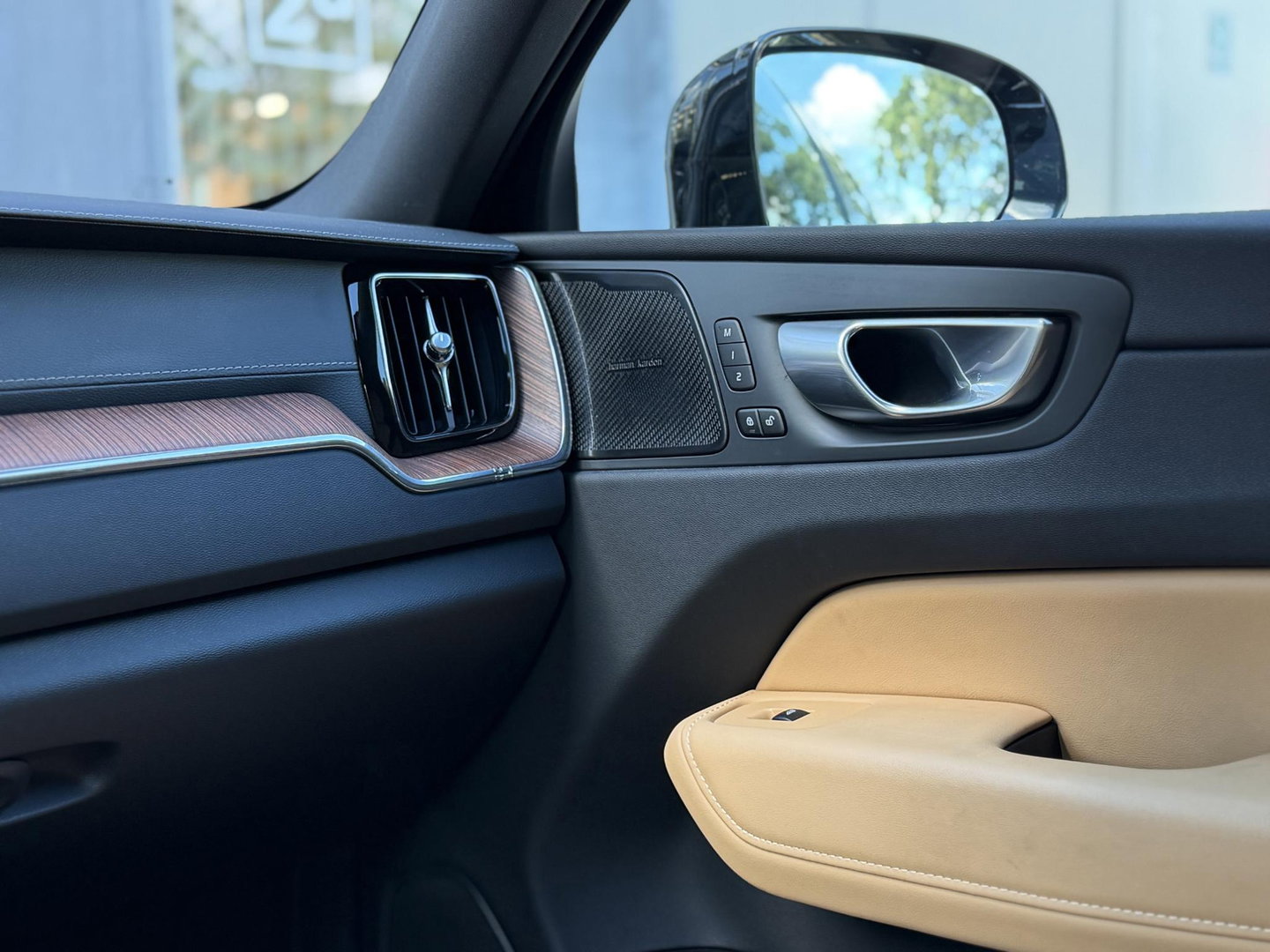 Volvo XC60 2.0 T8 455PK Plug-in hybrid AWD Ultimate Bright Pano|Luchtvering|Ventilatie|Pilot||H/K|HUD|Trekhaak|21"