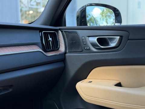 Volvo XC60 2.0 T8 455PK Plug-in hybrid AWD Ultimate Bright Pano|Luchtvering|Ventilatie|Pilot||H/K|HUD|Trekhaak|21"