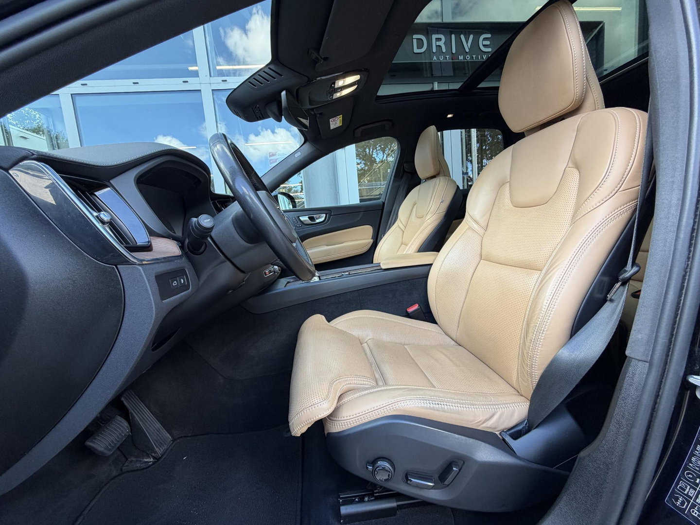 Volvo XC60 2.0 T8 455PK Plug-in hybrid AWD Ultimate Bright Pano|Luchtvering|Ventilatie|Pilot||H/K|HUD|Trekhaak|21"