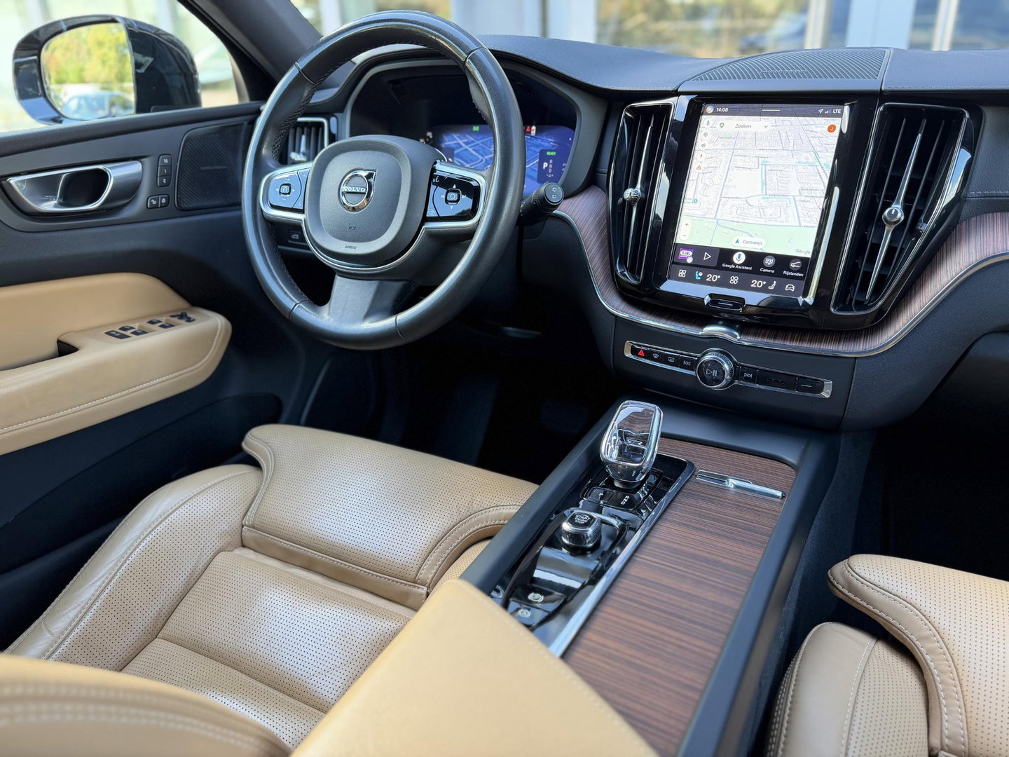 Volvo XC60 2.0 T8 455PK Plug-in hybrid AWD Ultimate Bright Pano|Luchtvering|Ventilatie|Pilot||H/K|HUD|Trekhaak|21"