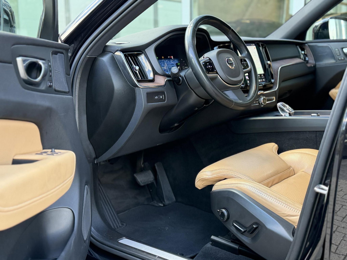 Volvo XC60 2.0 T8 455PK Plug-in hybrid AWD Ultimate Bright Pano|Luchtvering|Ventilatie|Pilot||H/K|HUD|Trekhaak|21"