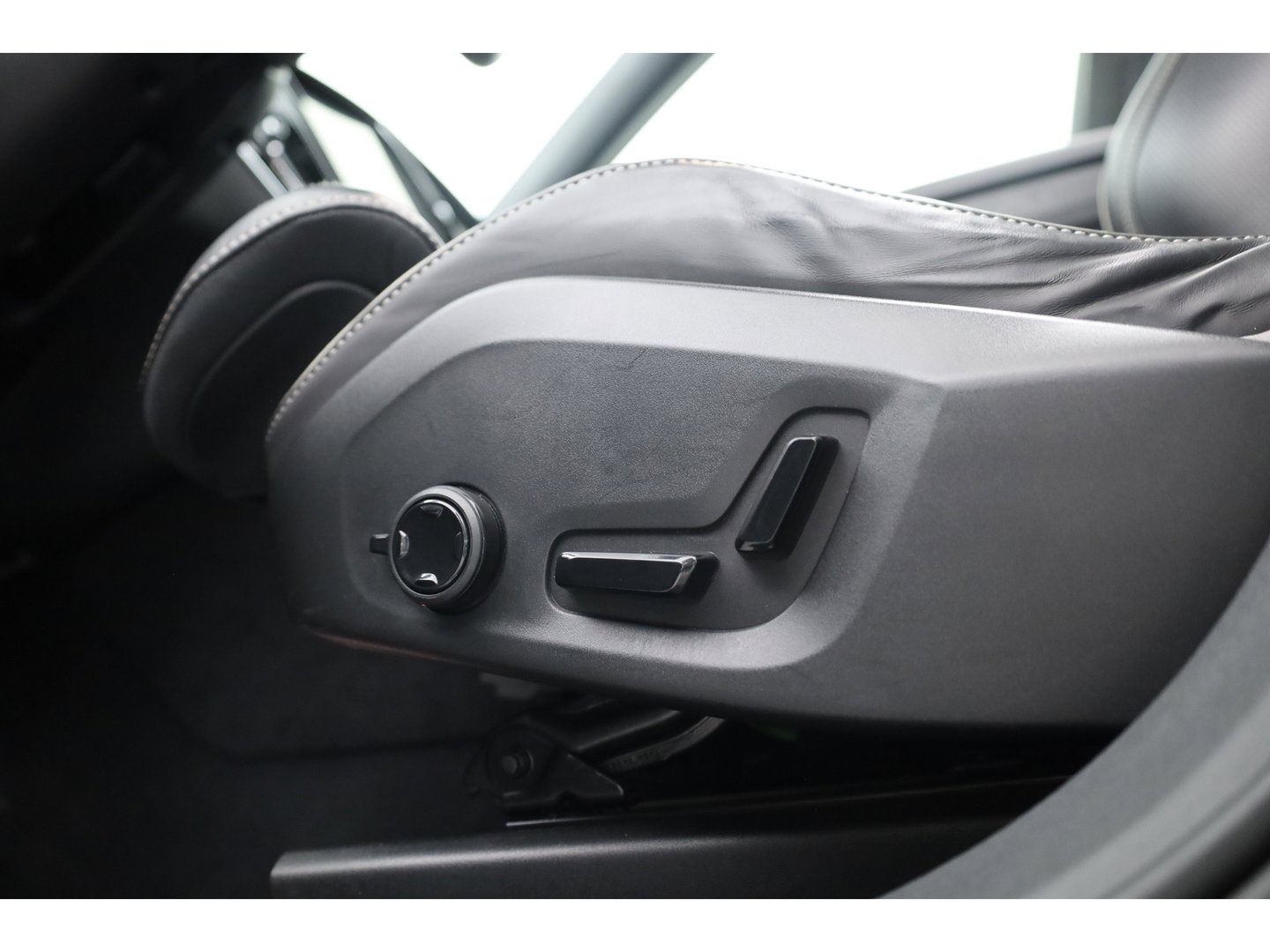 Volvo XC60 2.0 T8 390 PK Twin Engine AWD R-Design | Luchtvering | Heico | Acantara | Trekhaak | HUD | 360 camera | BTW |