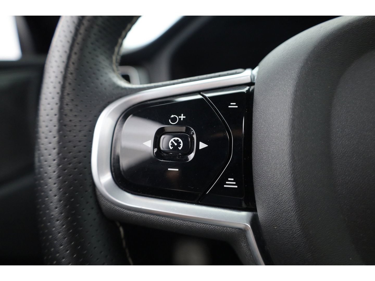 Volvo XC60 2.0 T8 390 PK Twin Engine AWD R-Design | Luchtvering | Heico | Acantara | Trekhaak | HUD | 360 camera | BTW |