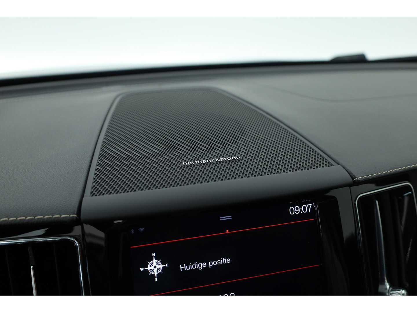 Volvo XC60 2.0 T8 390 PK Twin Engine AWD R-Design | Luchtvering | Heico | Acantara | Trekhaak | HUD | 360 camera | BTW |