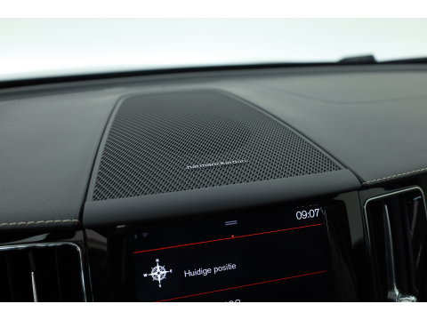 Volvo XC60 2.0 T8 390 PK Twin Engine AWD R-Design | Luchtvering | Heico | Acantara | Trekhaak | HUD | 360 camera | BTW |