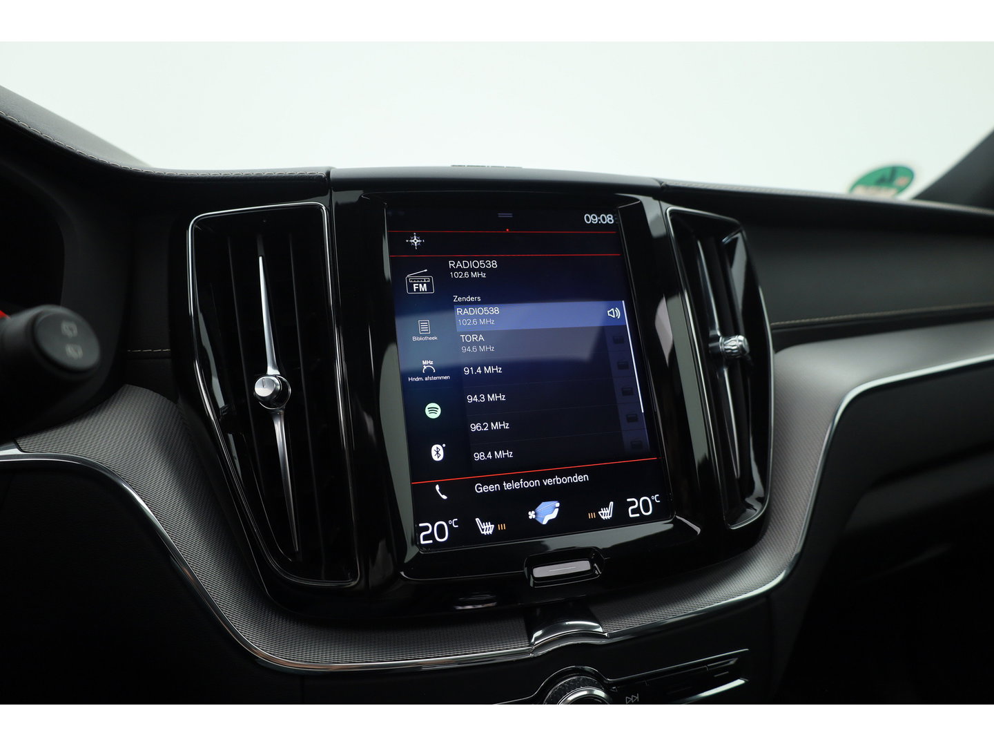 Volvo XC60 2.0 T8 390 PK Twin Engine AWD R-Design | Luchtvering | Heico | Acantara | Trekhaak | HUD | 360 camera | BTW |