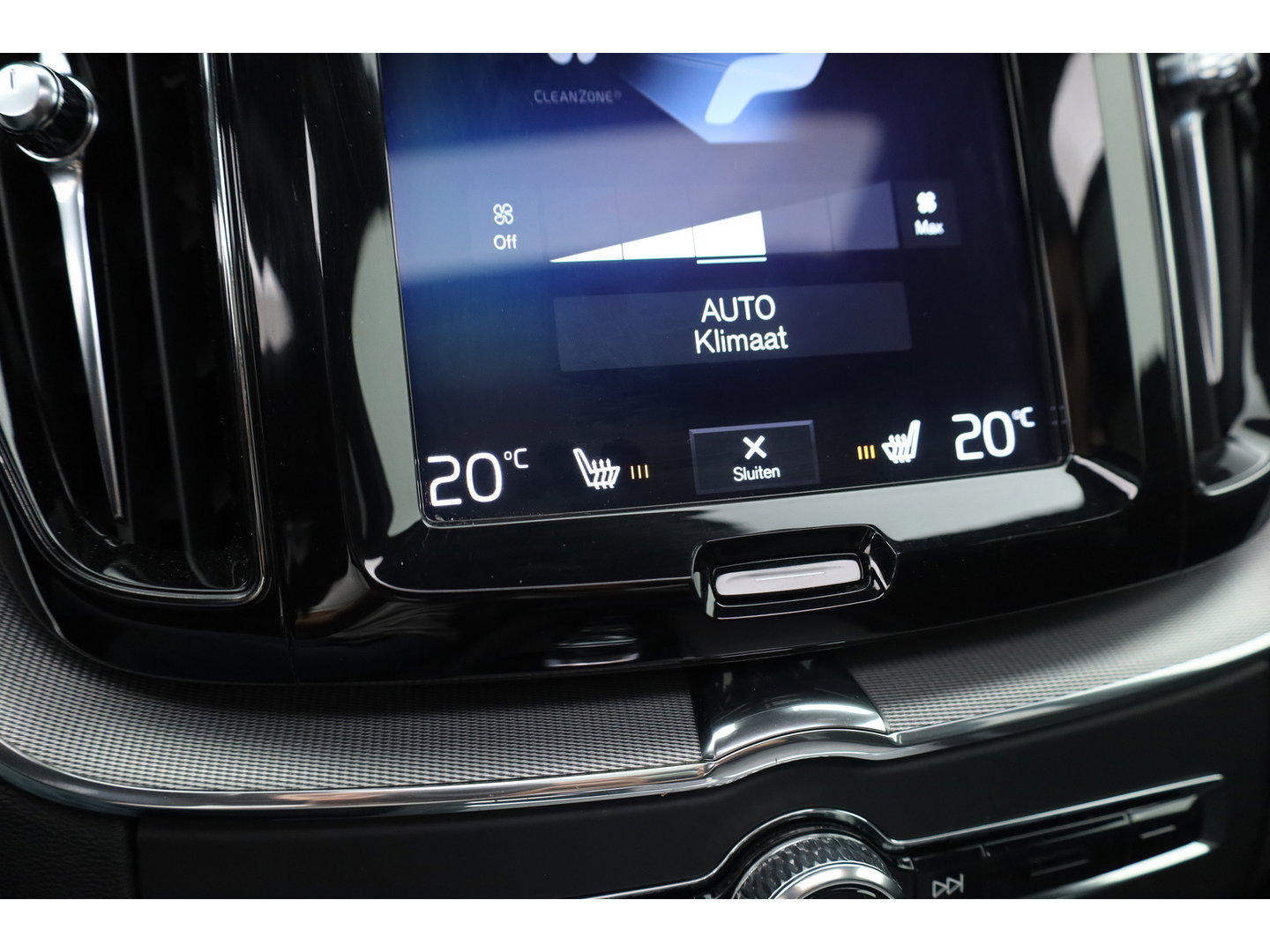 Volvo XC60 2.0 T8 390 PK Twin Engine AWD R-Design | Luchtvering | Heico | Acantara | Trekhaak | HUD | 360 camera | BTW |