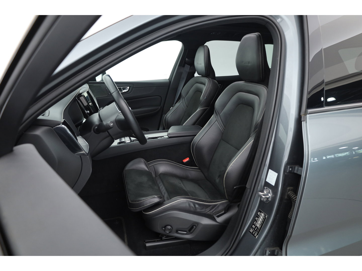Volvo XC60 2.0 T8 390 PK Twin Engine AWD R-Design | Luchtvering | Heico | Acantara | Trekhaak | HUD | 360 camera | BTW |